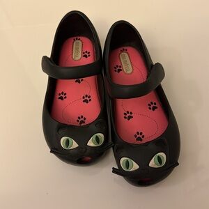 Mini Melissa Black cat mary jane shoes that little girls will loveVelcro closure